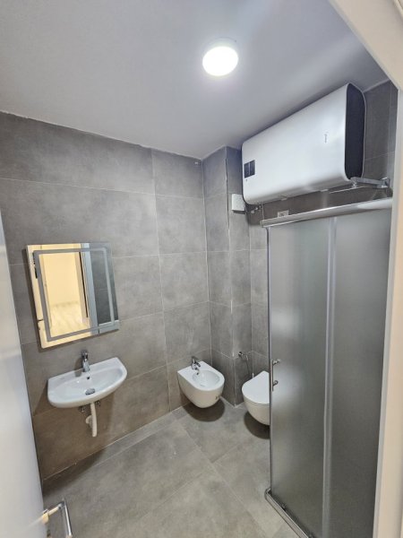 Tirane, jepet me qera apartament 1+1+Ballkon Kati 4, 60 m² 400 € (Shkoze/Rr.Ali Shefqeti)