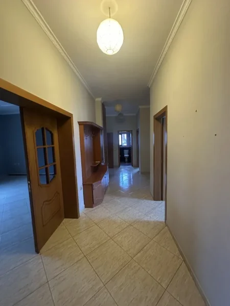 Tirane, jepet me qera apartament 3+1+Aneks+Ballkon Kati 3, 400 € 
