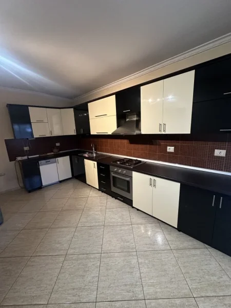 Tirane, jepet me qera apartament 3+1+Aneks+Ballkon Kati 3, 400 € 