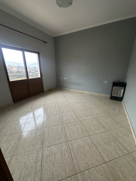 Tirane, jepet me qera apartament 3+1+Aneks+Ballkon Kati 3, 400 € 