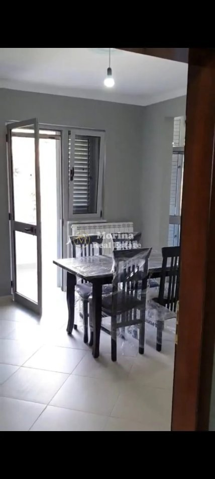 Tirane, jepet me qera apartament 3+1 Kati 2, 115 m² 400 € (Fresku)