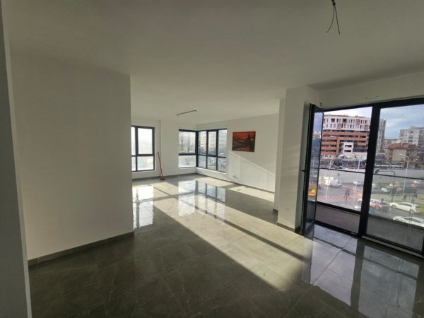 Tirane, jepet me qera zyre Kati 1, 130 m² 900 € (Unaza e Re)