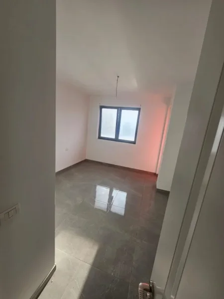 Tirane, jepet me qera zyre Kati 1, 130 m² 900 € (Unaza e Re)