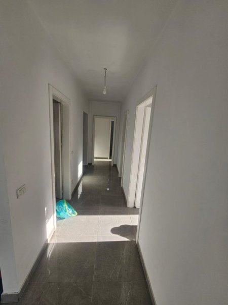 Tirane, jepet me qera zyre Kati 1, 130 m² 900 € (Unaza e Re)