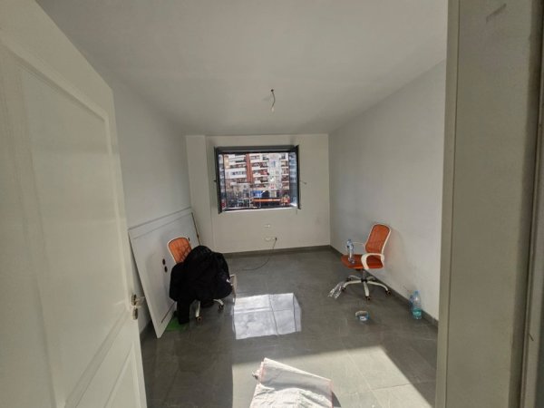 Tirane, jepet me qera zyre Kati 1, 130 m² 900 € (Unaza e Re)