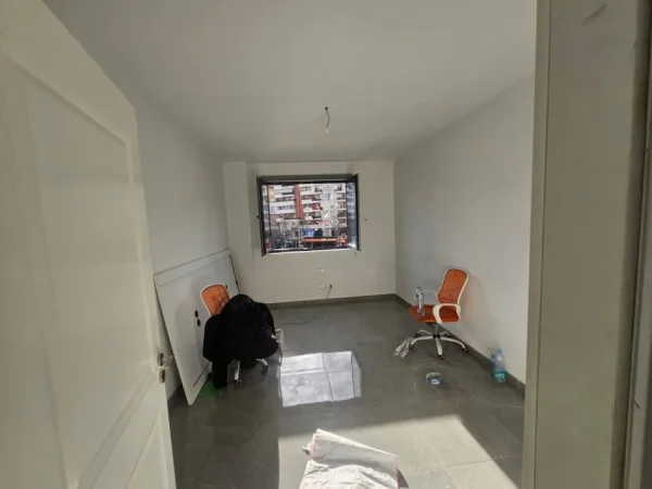 Tirane, jepet me qera zyre Kati 1, 130 m² 900 € (Unaza e Re)