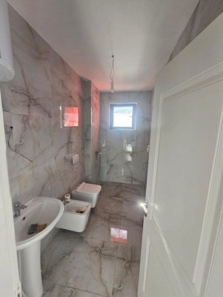 Tirane, jepet me qera zyre Kati 1, 130 m² 900 € (Unaza e Re)