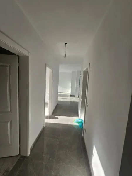 Tirane, jepet me qera zyre Kati 1, 130 m² 900 € (Unaza e Re)