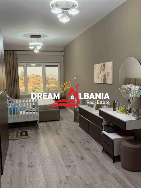 Tirane, shitet apartament duplex 3+1+Ballkon Kati 2, 240 m² 335.000 € (kodra e diellit)