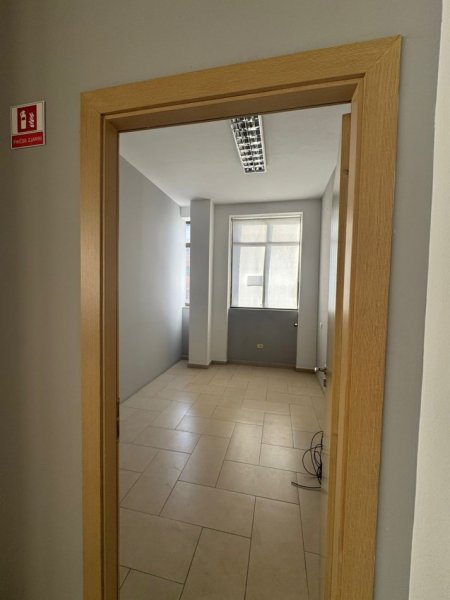 Tirane, jepet me qera ambjent biznesi Kati 1, 350 m² 3.200 € (ambasada amerikane)