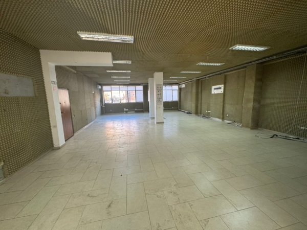 Tirane, jepet me qera ambjent biznesi Kati 1, 350 m² 3.200 € (ambasada amerikane)