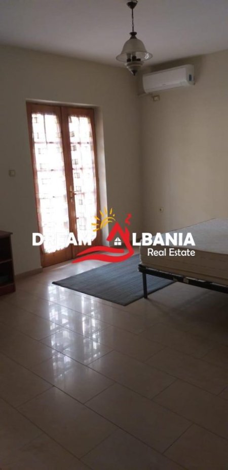 Tirane, shitet Vile 3 Katshe Kati 1, 500 m² 870.000 € (don bosko)