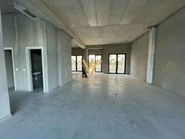 Tirane, jepet me qera ambjent biznesi Kati 2, 126 m² 1.300 € (UNAZA E RE)