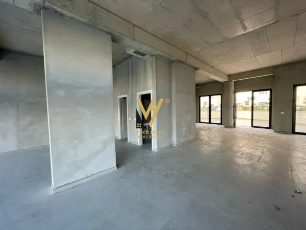 Tirane, jepet me qera ambjent biznesi Kati 2, 126 m² 1.300 € (UNAZA E RE)