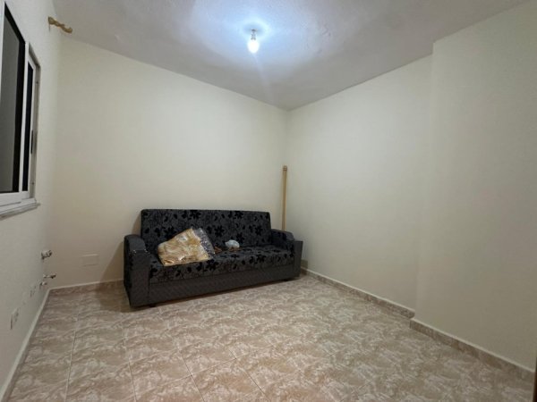 Tirane, jepet me qera ambjent biznesi Kati 3, 120 m² 700 € (Komuna e Parisit)