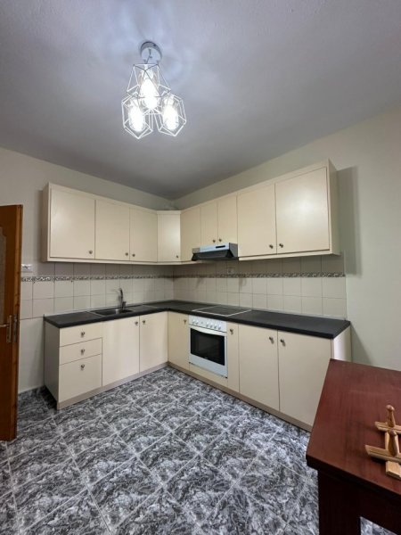 Tirane, jepet me qera ambjent biznesi Kati 3, 120 m² 700 € (Komuna e Parisit)