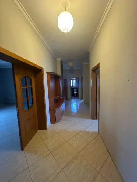 Tirane, jepet me qera apartament 3+1+Ballkon Kati 3, 130 m² 400 € (Fresk)