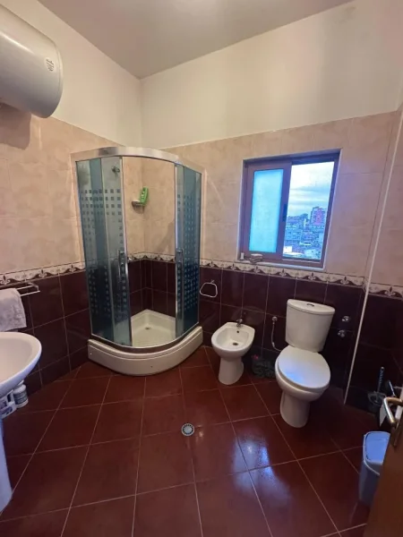 Tirane, jepet me qera apartament 3+1+Ballkon Kati 3, 130 m² 400 € (Fresk)