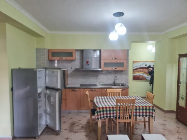 Tirane, jepet me qera apartament 1+1 , 74 m² 680 € (bbloku i ambasadave)