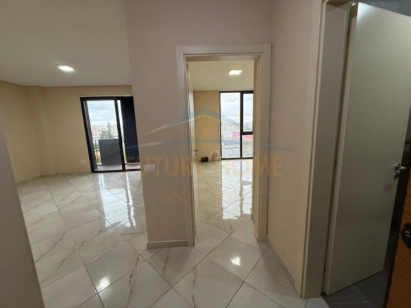 Tirane, jepet me qera apartament 1+1 Kati 3, 67 m² 500 € (Kombinat: prane Amerikan 3)