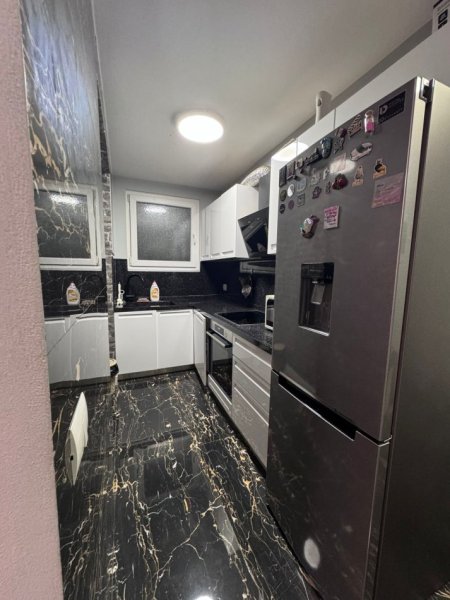 Tirane, jepet me qera apartament 2+1+Ballkon Kati 3, 95 m² 900 € (Juridiku)