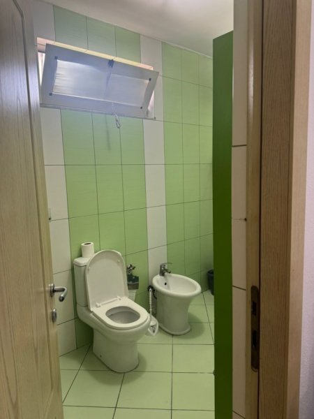 Tirane, jepet me qera apartament 3+1 Kati 4, 90 m² 700 € (Rruga e Kavajes)