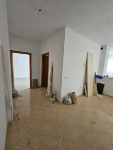 Shkembi Kavajes, shitet apartament 2+1+Aneks+Ballkon Kati 4, 105 m² 105.000 € 