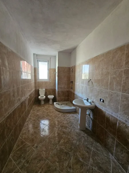 Shkembi Kavajes, shitet apartament 2+1+Aneks+Ballkon Kati 4, 105 m² 105.000 € 