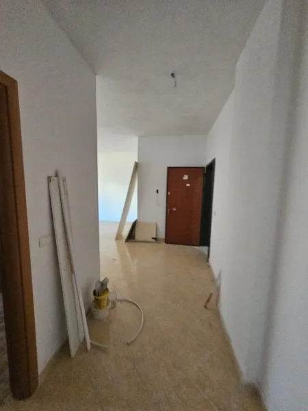 Shkembi Kavajes, shitet apartament 2+1+Aneks+Ballkon Kati 4, 105 m² 105.000 € 