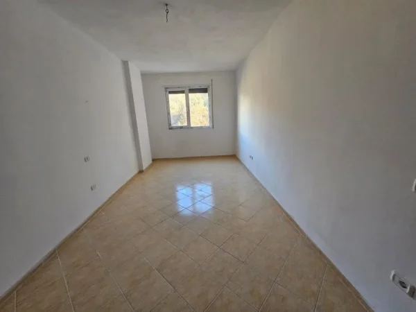 Shkembi Kavajes, shitet apartament 2+1+Aneks+Ballkon Kati 4, 105 m² 105.000 € 