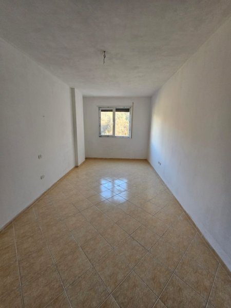 Shkembi Kavajes, shitet apartament 2+1+Aneks+Ballkon Kati 4, 105 m² 105.000 € 