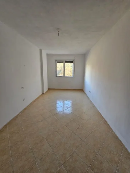 Shkembi Kavajes, shitet apartament 2+1+Aneks+Ballkon Kati 4, 105 m² 105.000 € 