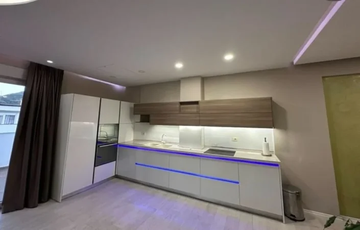 Tirane, jepet me qera apartament 3+1+Ballkon Kati 4, 189 m² 1.400 € (KOMPLEKSI FZ)