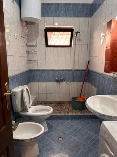 Tirane, jepet me qera Katë Vile 1+1 Kati 1, 70 m², 400 €, Rruga Dervish Luzha, tek 5 Maj, Tiranë.