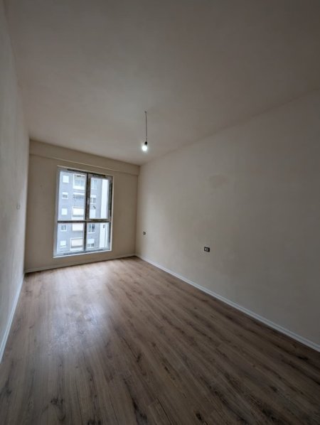 Tirane, shes apartament 3+1+Ballkon Kati 4, 124 m² 373.800 € (Komuna e Parisit)