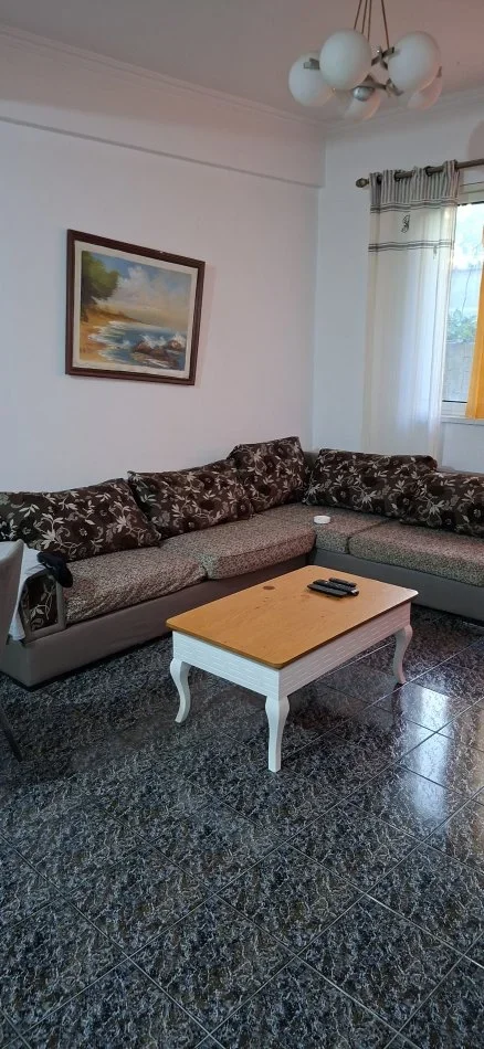 Tirane, ndarje qeraje 2+1+Aneks+Ballkon Kati 1, 90 m² 150 € (Xhamllik)