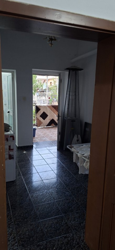 Tirane, ndarje qeraje 2+1+Aneks+Ballkon Kati 1, 90 m² 150 € (Xhamllik)