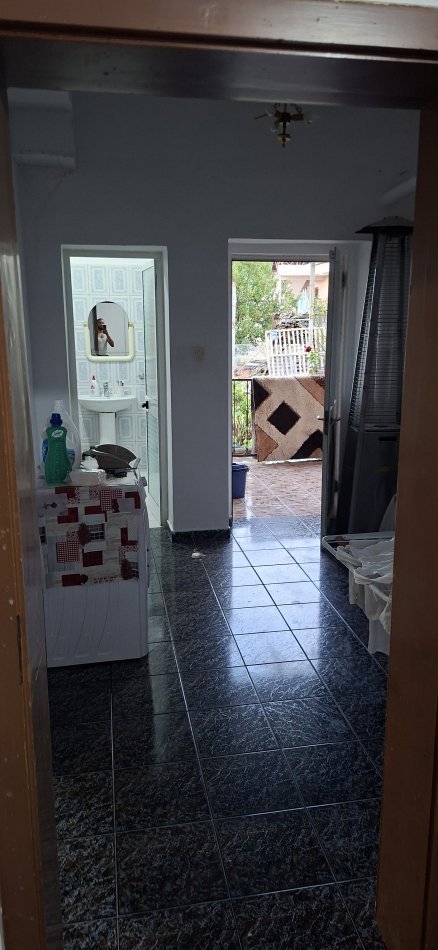 Tirane, ndarje qeraje 2+1+Aneks+Ballkon Kati 1, 90 m² 150 € (Xhamllik)