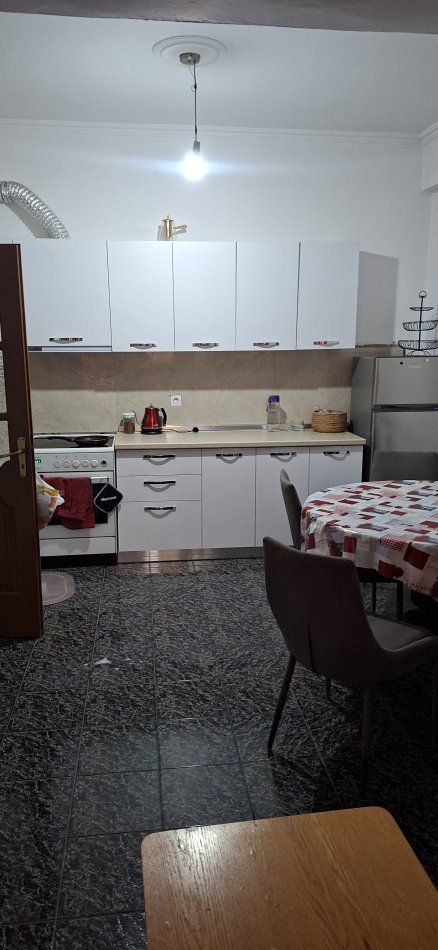 Tirane, ndarje qeraje 2+1+Aneks+Ballkon Kati 1, 90 m² 150 € (Xhamllik)