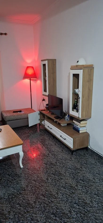 Tirane, ndarje qeraje 2+1+Aneks+Ballkon Kati 1, 90 m² 150 € (Xhamllik)