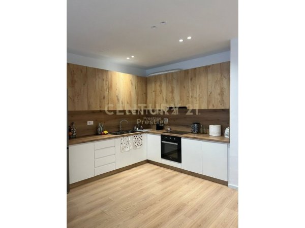 Tirane, shitet apartament 2+1+Ballkon Kati 4, 125 m² 265.000 € (RADISSON HOTEL)