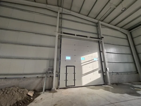 Tirane, jepet me qera ambjent biznesi Kati 0, 1.200 m² 4.500 € (MEGATEK)