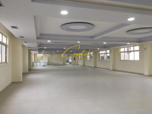 Tirane, jepet me qera ambjent biznesi Kati 2, 1.300 m² 6.500 € (BULEVARDI I RI)