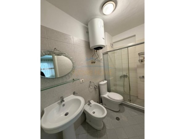 Tirane, jepet me qera apartament 2+1+2 Kati 2, 100 m² 700 € (KODRA E DIELLIT 1)