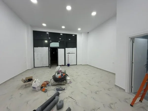 Tirane, jepet me qera ambjent biznesi Kati 0, 68 m² 1.000 € (Unaza e Re, Tiranë)