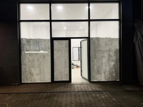 Tirane, jepet me qera ambjent biznesi Kati 0, 68 m² 1.000 € (Unaza e Re, Tiranë)