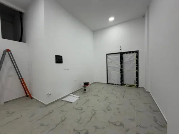 Tirane, jepet me qera ambjent biznesi Kati 0, 68 m² 1.000 € (Unaza e Re, Tiranë)