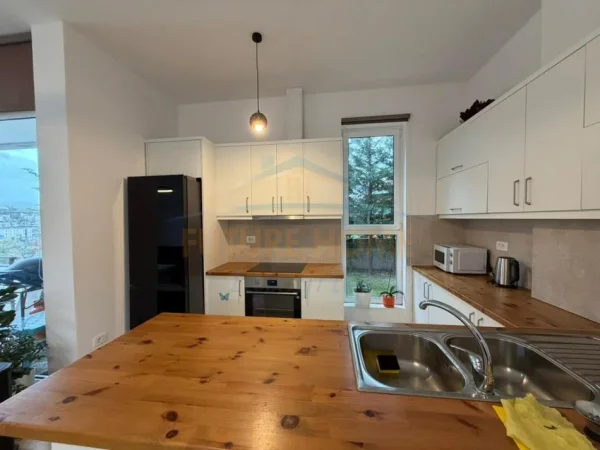 Tirane, jepet me qera apartament 3+1+Aneks+Ballkon Kati 1, 200 m² 2.000 € 