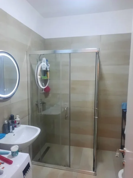 Tirane, jepet me qera 2+1 , 127 m² 750 € (farmacia 10)