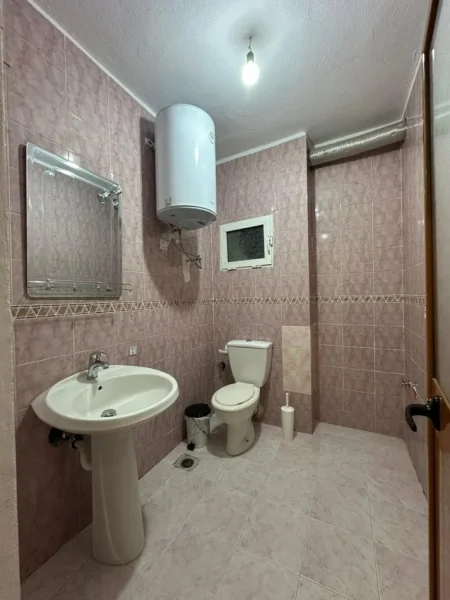 Tirane, jepet me qera zyre Kati 3, 120 m² 700 € (KOMUNA PARISIT)